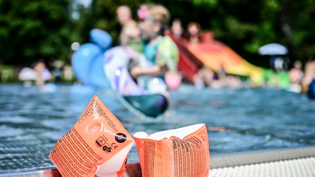 Die Kinder allein ins Freibad lassen? Unter Eltern im Ruhrgebiet ist das umstritten. (Symbolbild)