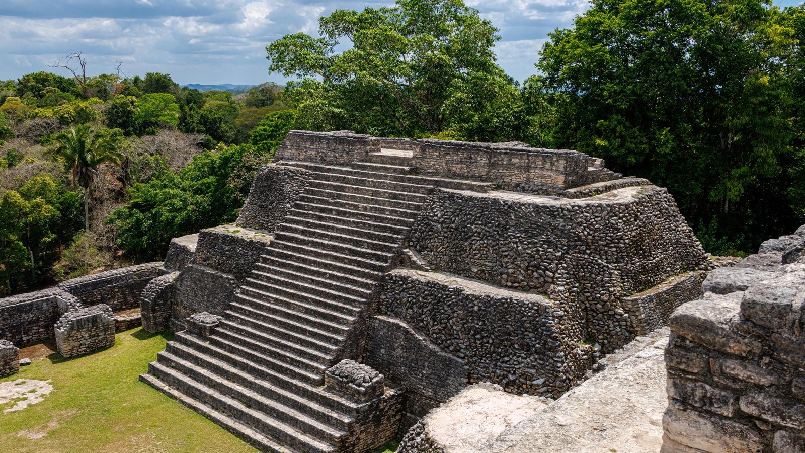 Belize-Arch-ologen-sto-en-auf-spektakul-res-Maya-Grab