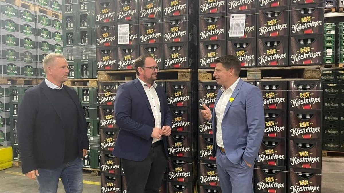 Beim Rundgang durchs Lager: Michael Funke, Betriebsleiter des LDZ Straußfurt (von links), Landtagspräsident Thadäus König und EDEKA-Hessenring-Geschäftsführer Florian Kramm im Gespräch.