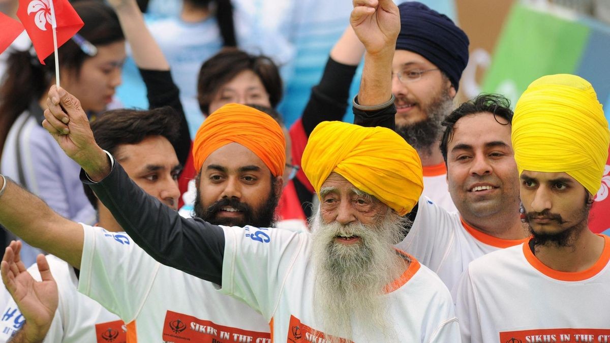 Er war der älteste Marathonläufer der Welt. Fauja Singh, genannt „Turban-Tornado“, ist Mitte Juli bei einem Verkehrsunfall mit 114 Jahren gestorben.