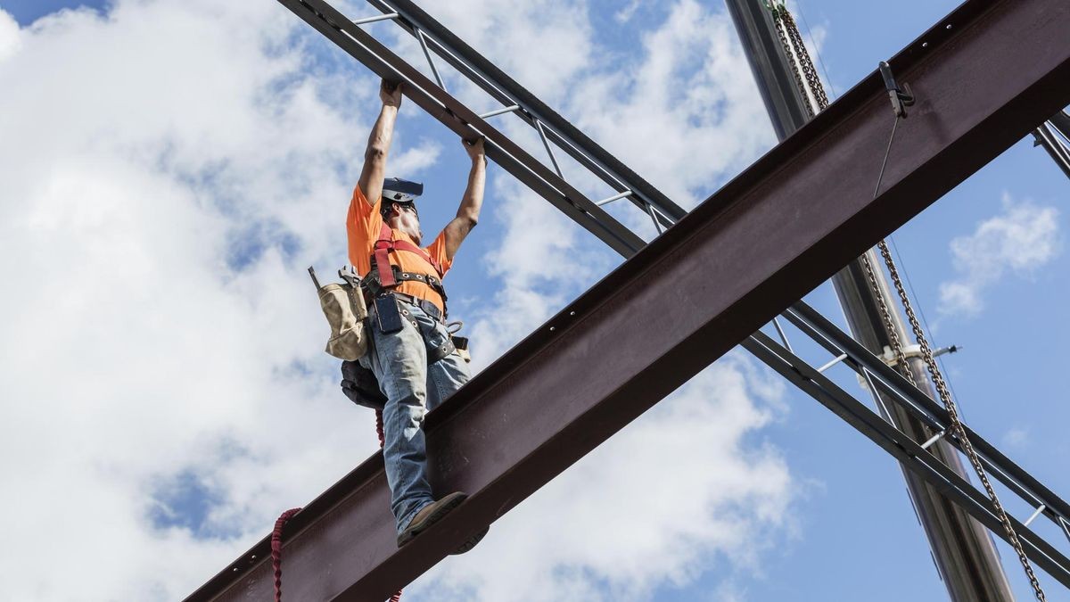 Mehrere Marktteilnehmer erhöhen derzeit die Konditionen für Baufinanzierungen – wir zeigen welche. Ein Mann arbeitet auf einer Baustelle