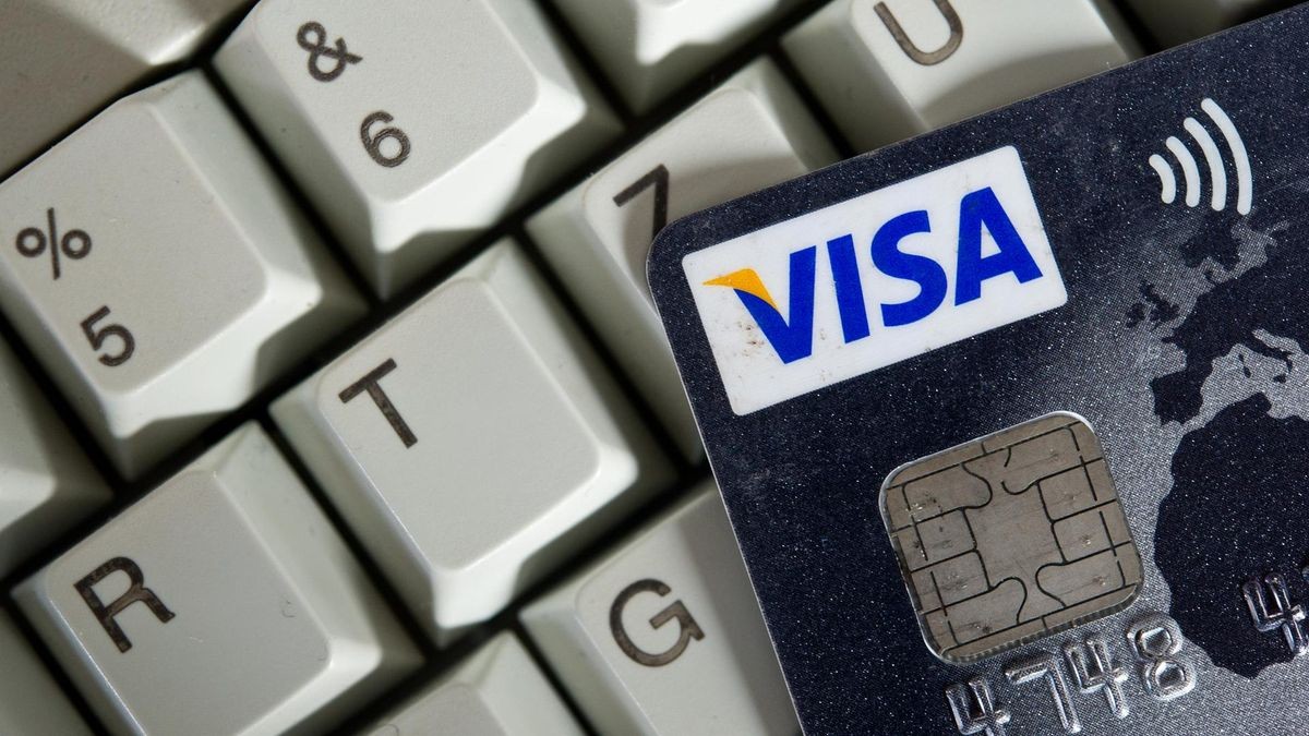 Eine Visa-Kreditkarte liegt auf einer Tastatur. (Symbolbild)
