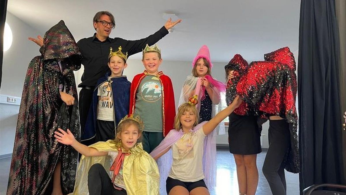 Mit viel Fantasie schlüpfen die Kinder des Theaterprojekts auf der Runneburg in märchenhafte Rollen – unterstützt von Kursleiter Ronald Gräfe.