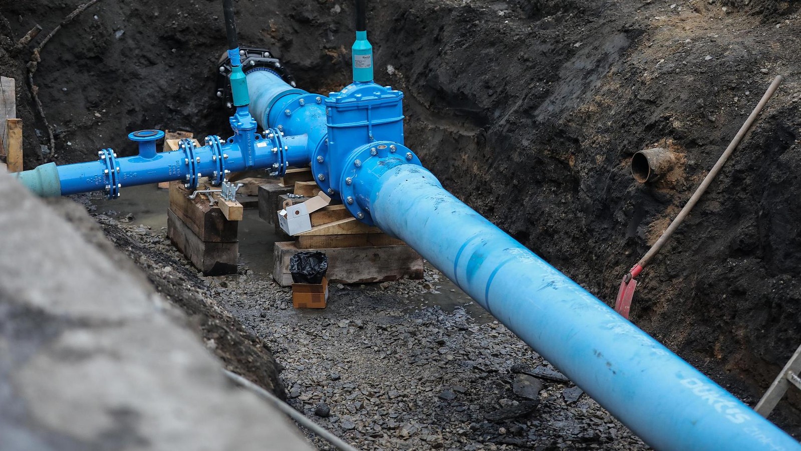 Massiver-Rohrbruch-an-Hauptverkehrsader-B431-drei-Wochen-gesperrt