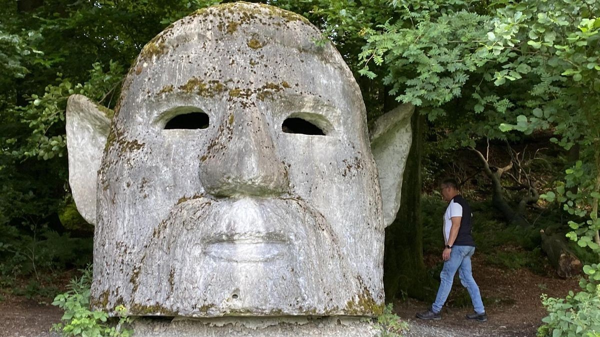 Am Waldrand in Wenholthausen zu finden: Dieses ungewöhnliche Kunstwerk wartet auf neugierige Besucher.