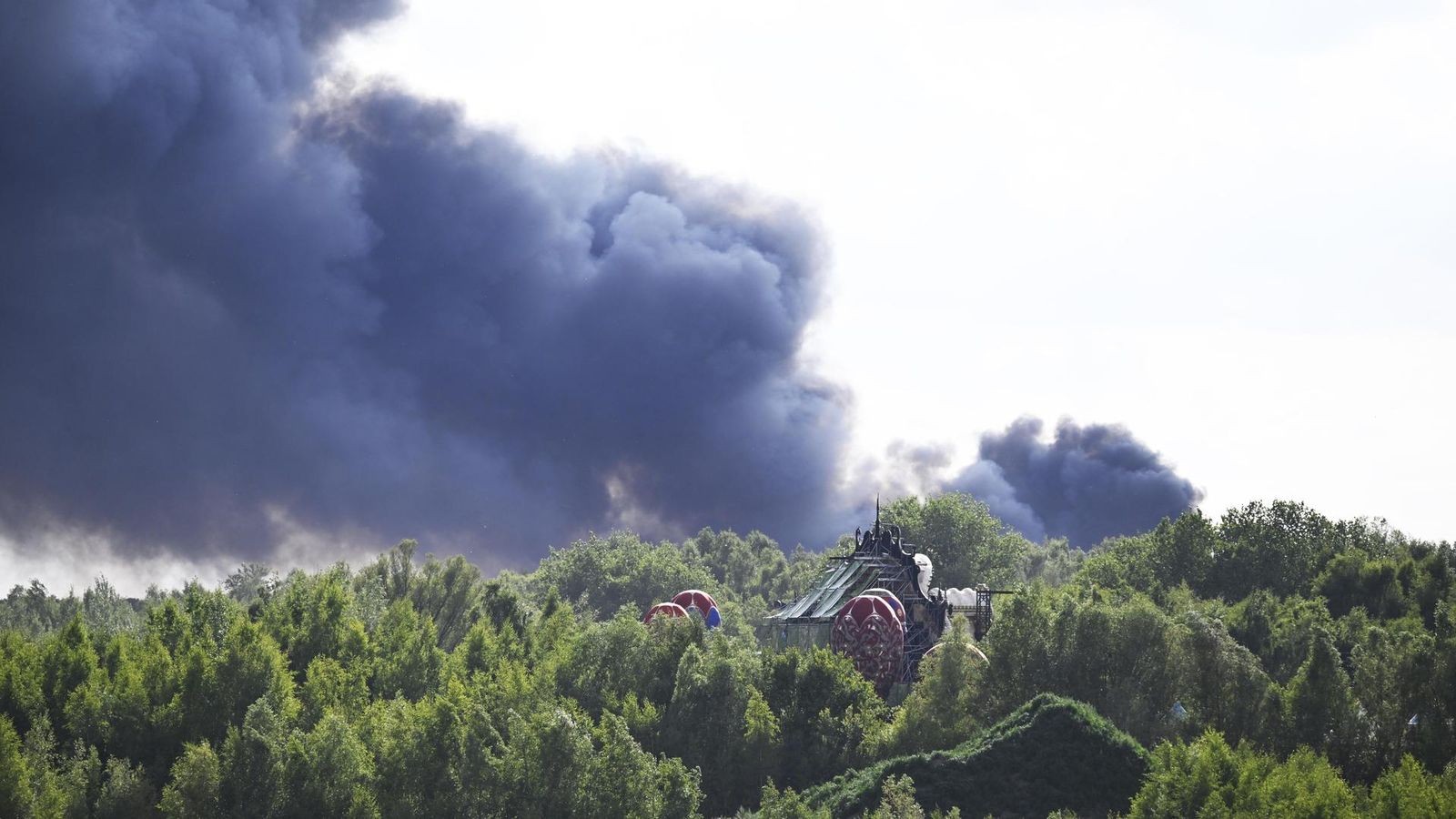 Gigantisches-Feuer-bei-Tomorrowland-Hauptb-hne-brennt-ab