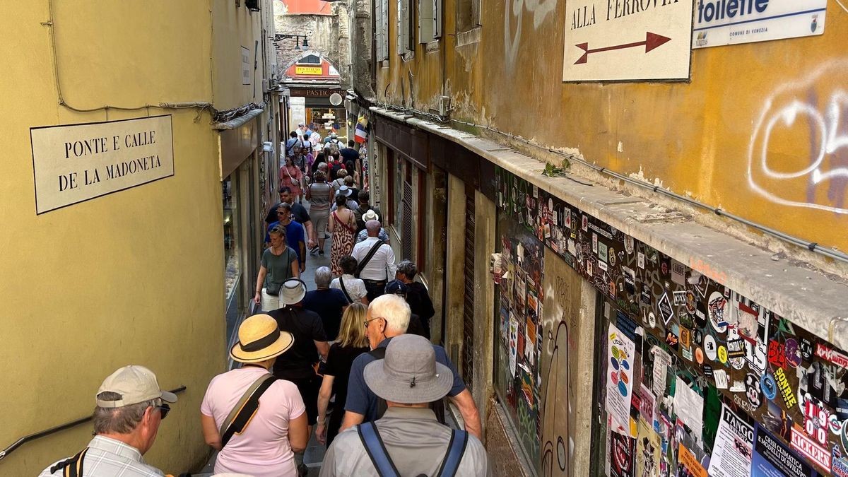 In Venedigs engen Gassen sind viele Touristen unterwegs.