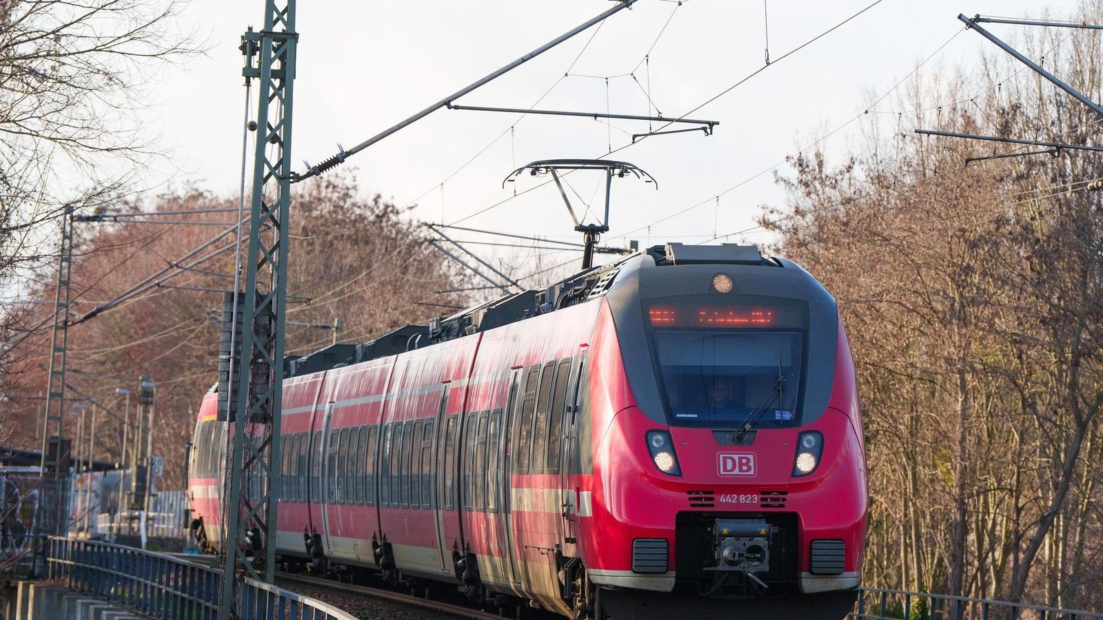 Regionalbahn-kollidiert-Erfurter-stranden-nachts-am-Nordbahnhof