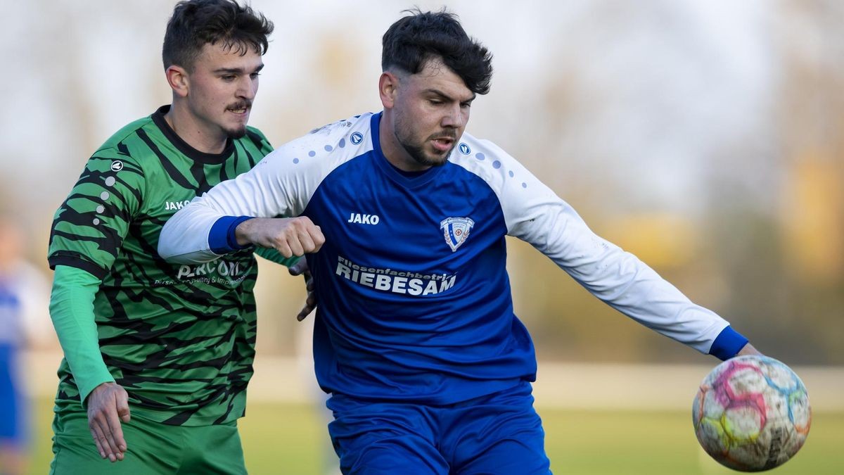 Muster an Beständigkeit: Justin Schaper (rechts) von der SG An der Lache wurde wie im Vorjahr in die Elf der Saison gewählt, erhielt mit acht diesmal noch eine Stimme mehr. Alessandro Rosen (links) vom VfB Grün-Weiß wurde immerhin dreimal benannt.