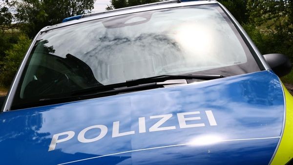 Unfall bei Starkregen im Eichsfeld: Autofahrerin prallt gegen Andreaskreuz