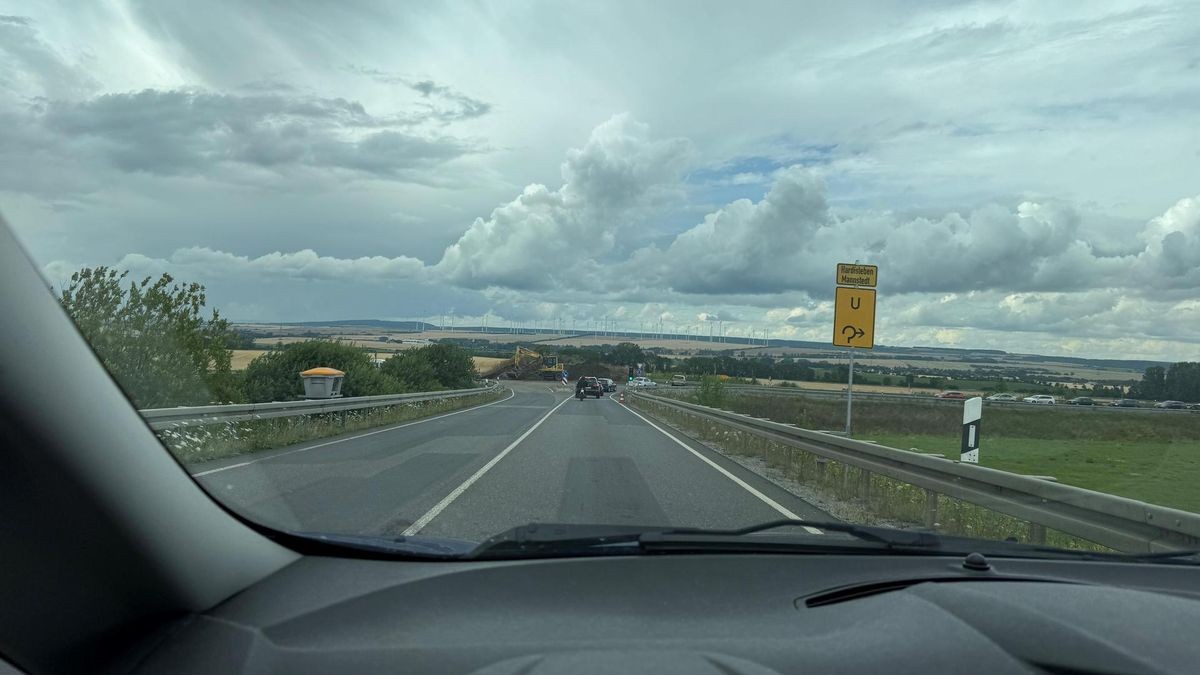 Hinweisschild bei Hauen­thal weist auf Umleitung hin – Grund sind Sperrungen auf der L1058 für Schwertransporte.
