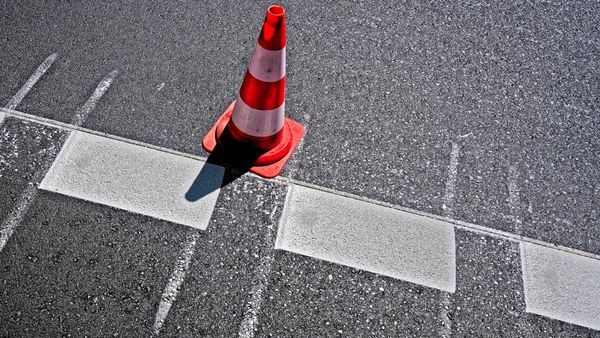 Motorradfahrer nutzt Straßenmarkierungen im Weimarer Land zum Slalomfahren