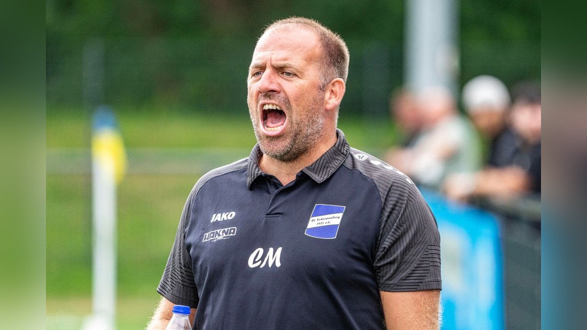 Trainer Christian Mikolajczak und der SV Scherpenberg starten am 17. August mit einem Heimspiel gegen den ESC Rellinghausen in die Saison. Fußball-Testspiel: SV Scherpenberg - 1. FC Kleve