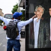 In London hat ein Künstler dieses inzwischen bekannte Foto von Epstein und Trump an einer Bushaltestelle angebracht. Satirical Artist Targets Trump With Epstein Poster Campaign