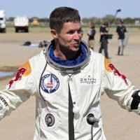 Felix Baumgartner, nachdem er erfolgreich aus einer von einem Heliumballon getragenen Raumkapsel gesprungen ist. Felix Baumgartner gestikuliert.