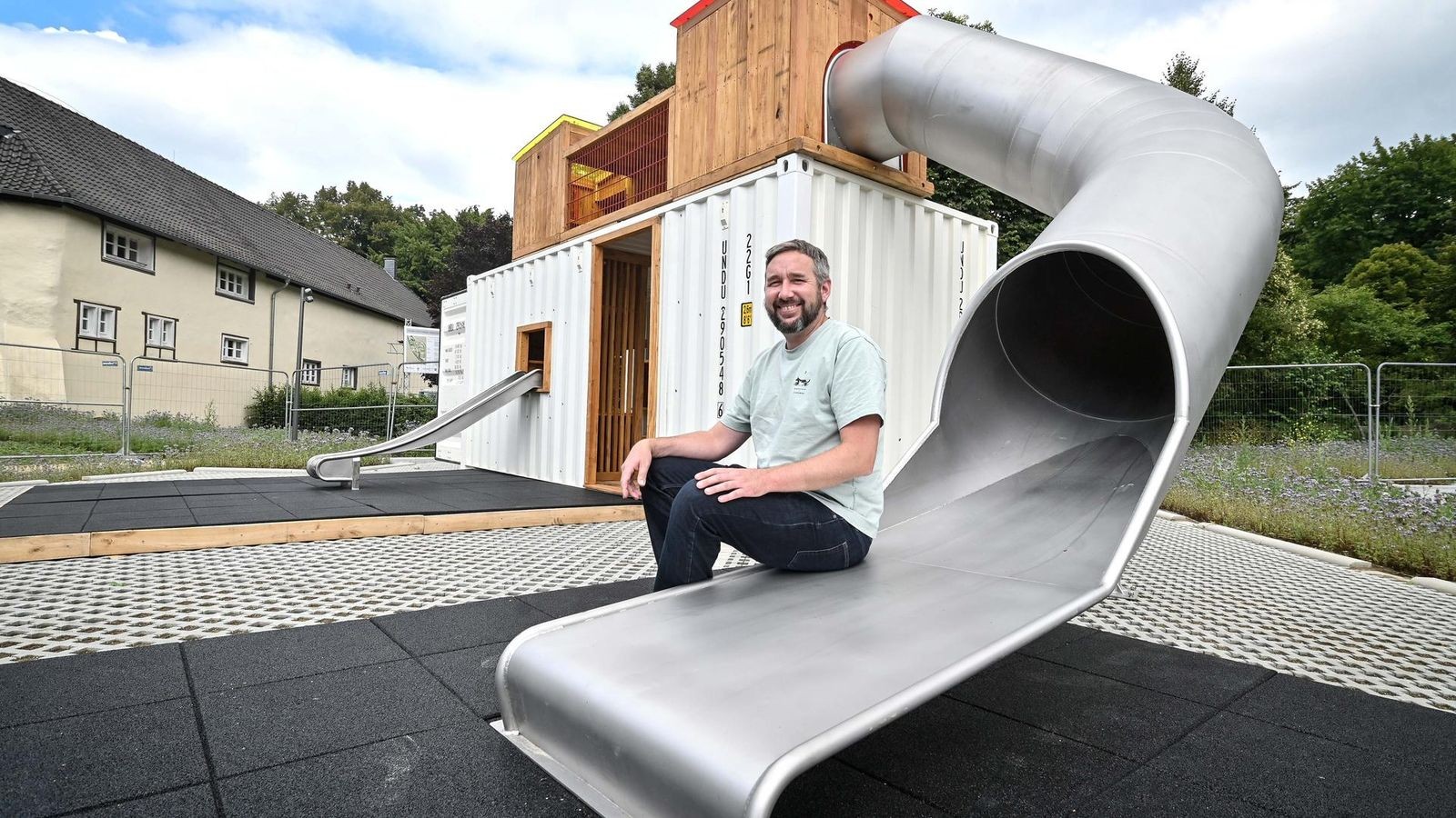 Rutsche-statt-Autos-Kinder-erobern-Velberts-neuen-Parkplatz