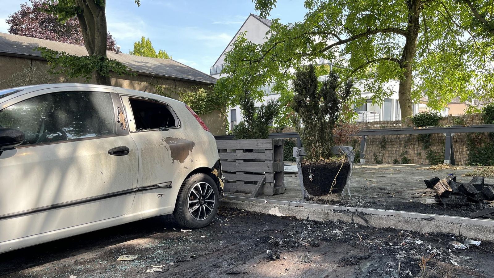 Fahrzeug-ausgebrannt-Zwei-weitere-Autos-besch-digt
