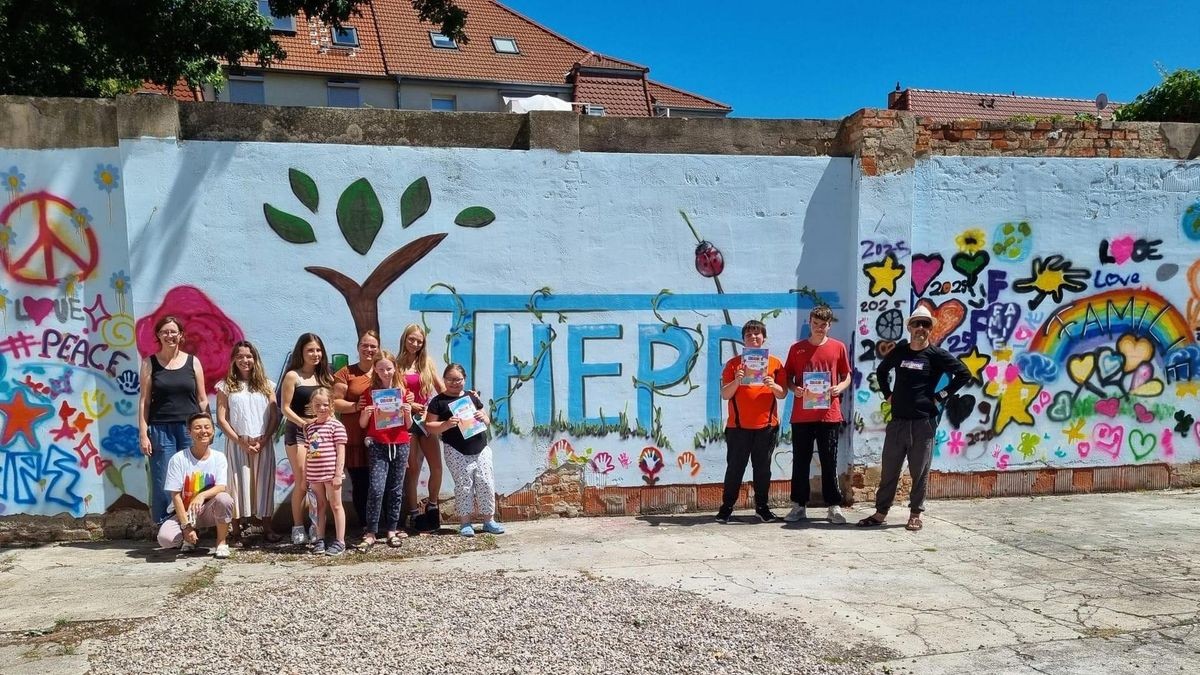 Farbenfrohes Statement voller Herz: Kinder verwandelten die Thepra-Mauer in Sömmerda in ein leuchtendes Wandgemälde. 