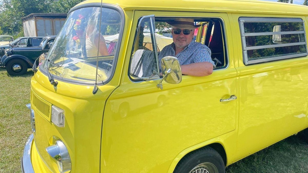 Michael Meyer nimmt seinen knallgelben VW T2, den klassischen Bulli, auch gerne mit in den Urlaub.