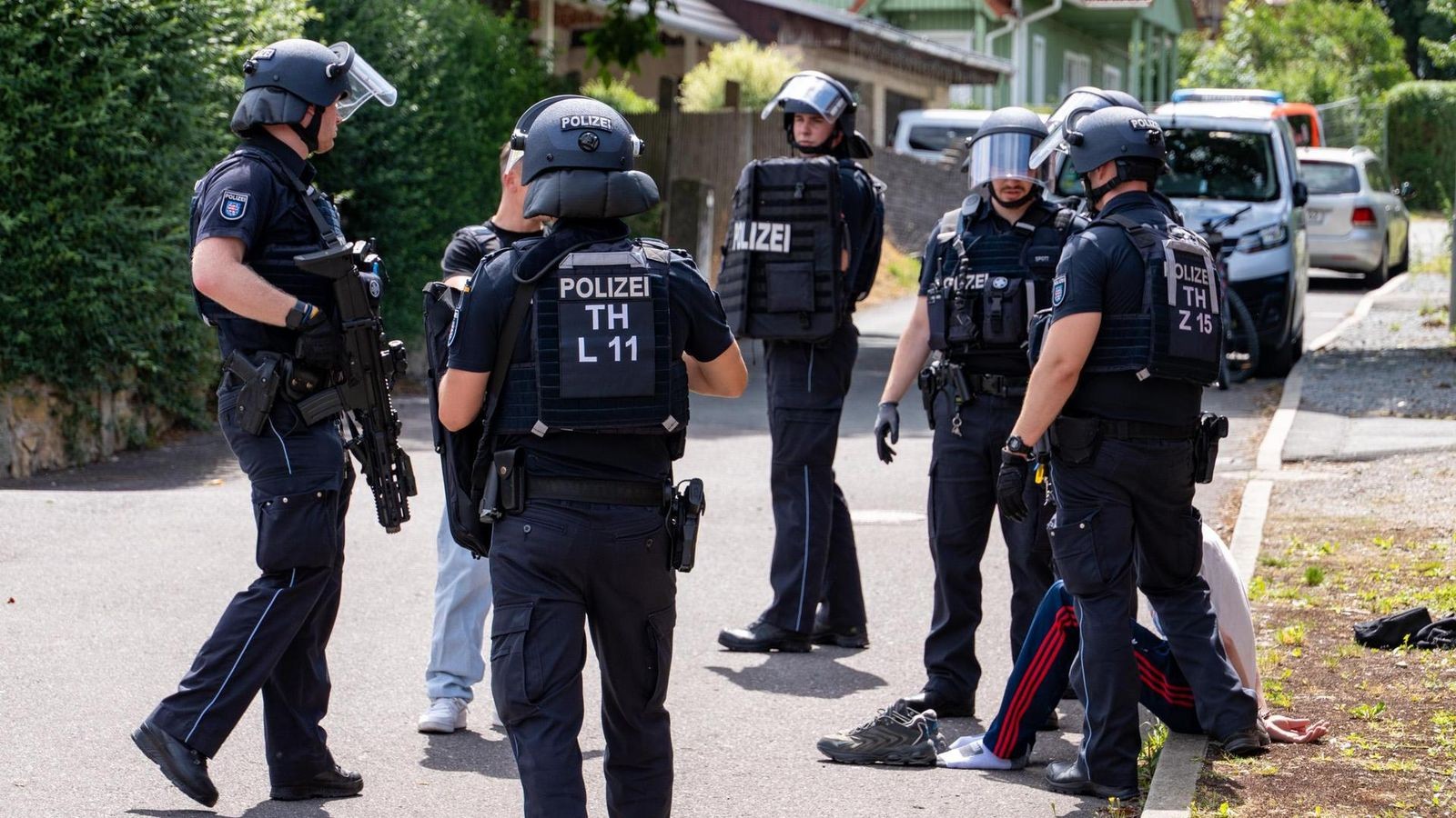 Polizei-r-ckt-schwer-bewaffnet-in-kleines-Dorf-im-Weimarer-Land-aus