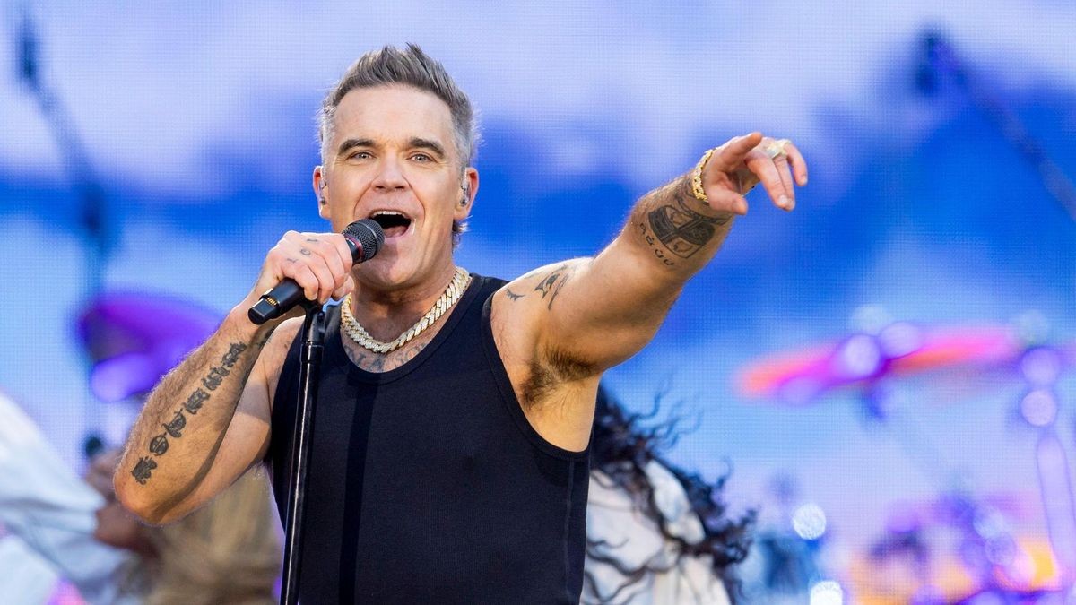 Robbie Williams plant zwei Konzerte in Berlin. Das für den Montagabend geplante wird jetzt am Mittwoch (23. Juli) stattfinden. (Archivbild) Robbie Williams in concert at Murryfield stadium, Edinburgh, Scotland, UK - 31 May 2025