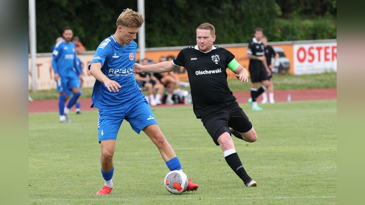 Raphael Steinmetz (r.) wurde seiner Rolle am Sonntag wieder gerecht. Der Kapitän des VfB Bottrop zeigte eine starke Vorstellung gegen Westfalia Herne. Testspiel VfB Bottrop: VfB Bottrop - SC Westfalia Herne