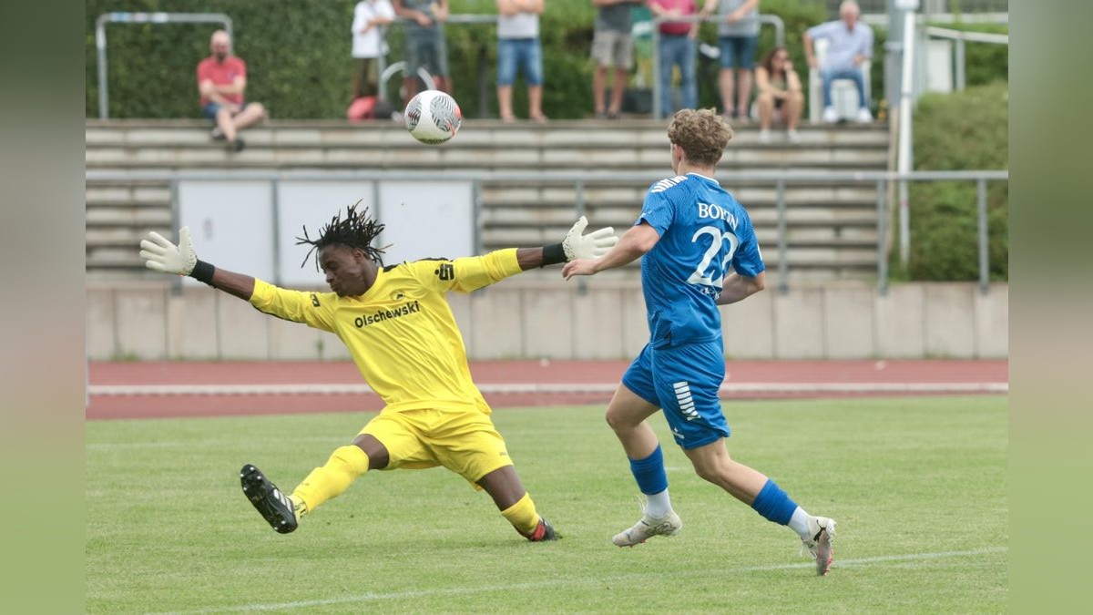 Bottrops Gastspieler Dacy Akwa zeigte eine starke Leistung. Hier pariert er gegen Felix Boldin. Bottrops Gastspieler Dacy Akwa zeigte eine starke Leistung. Hier pariert er gegen Felix Boldin.