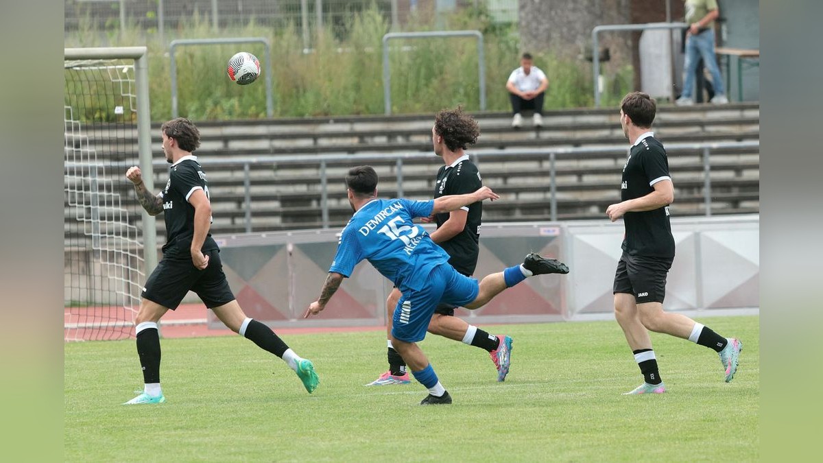 Der VfB Bottrop und der SC Westfalia Herne trennen sich in einem Testspiel 1:1 (0:0). VfB Bottrop gegen SC Westfalia Herne