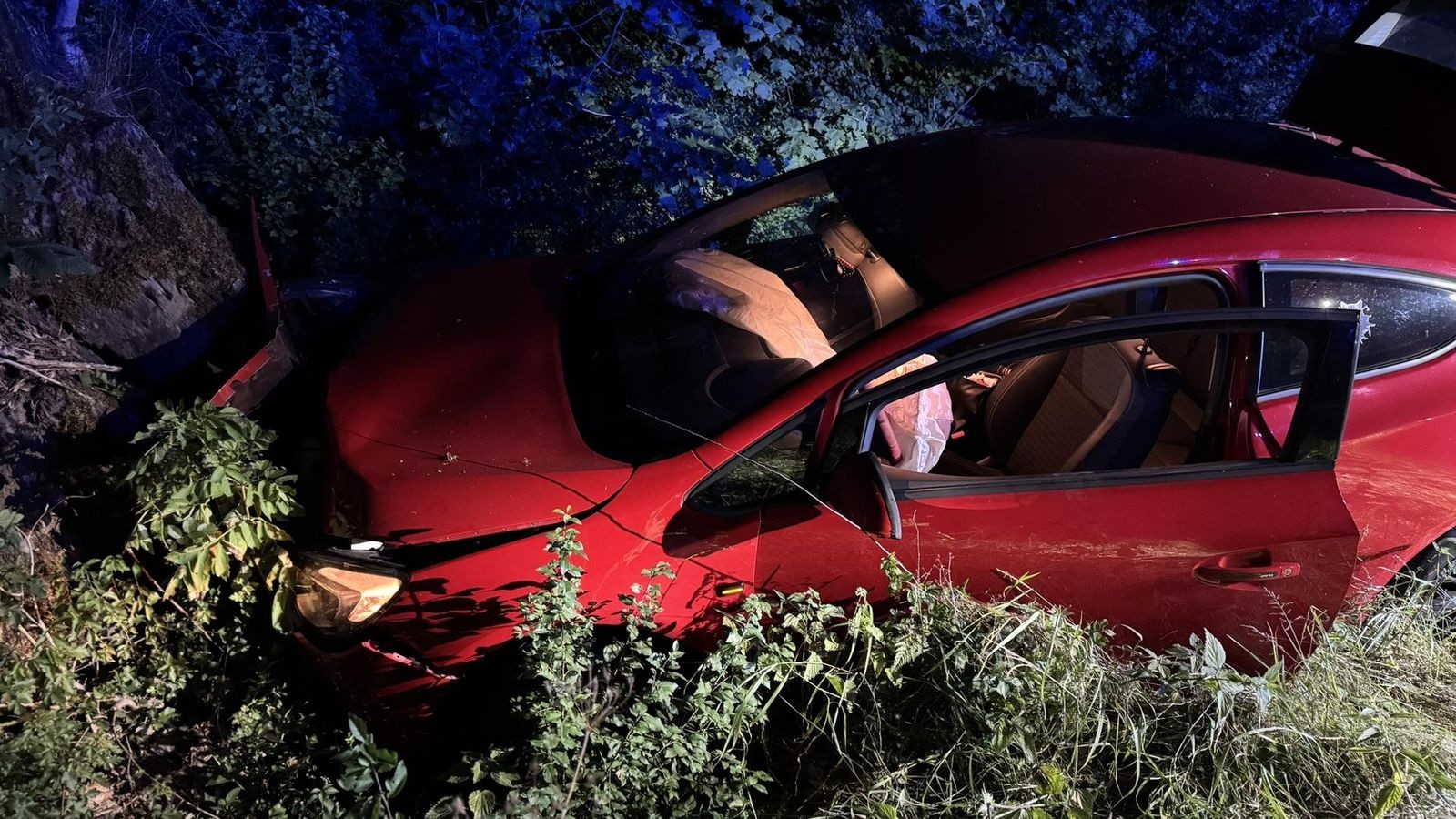 Auto-kracht-auf-L716-bei-Padberg-gegen-Felswand-drei-Verletzte