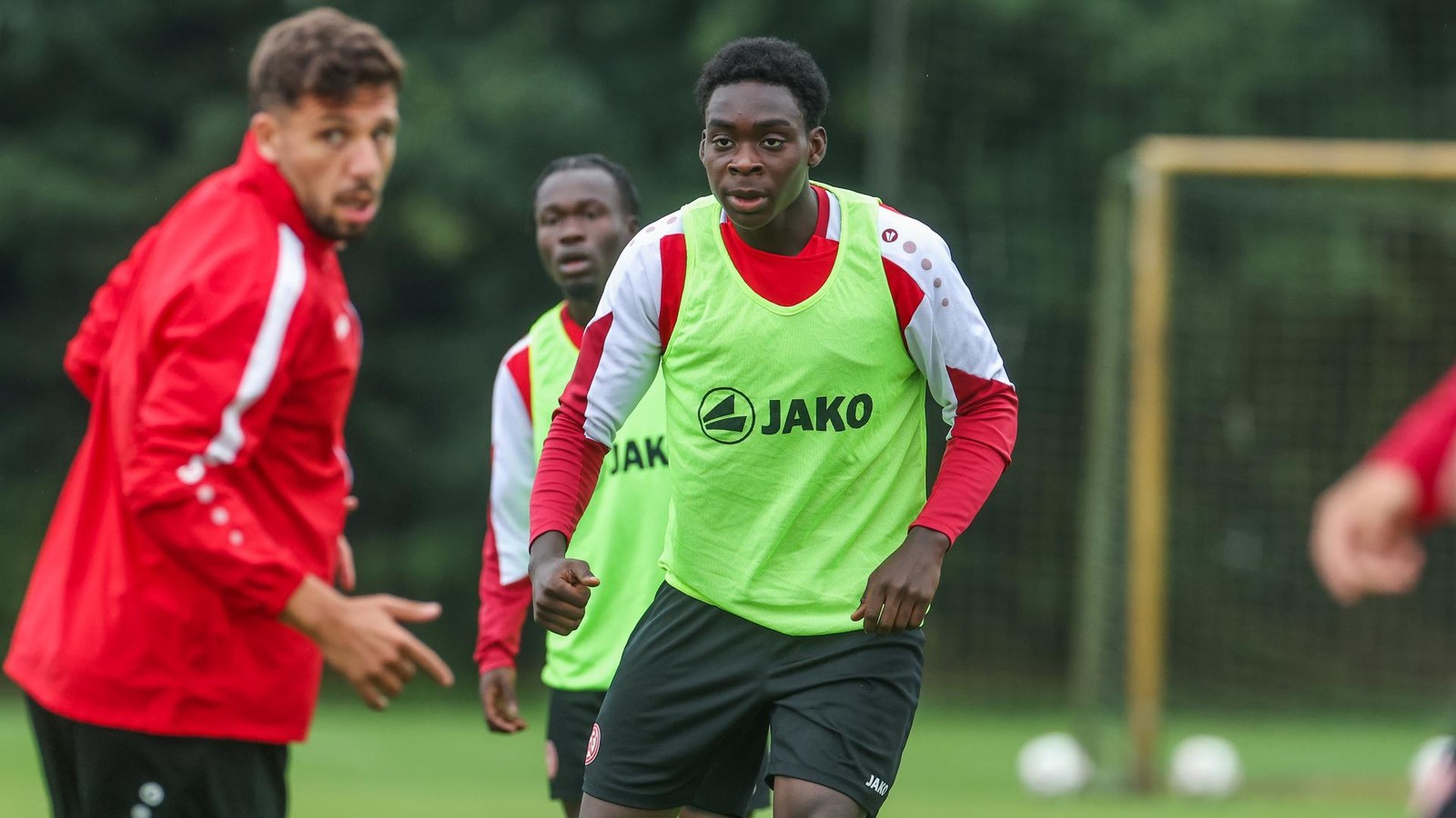 RWE-Gro-es-Verteidiger-Talent-erh-lt-Profivertrag-Traum-geht-in-Erf-llung-