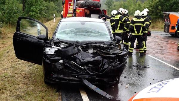 Tödlicher Unfall im Saale-Orla-Kreis: Autofahrerin kollidiert mit Traktor