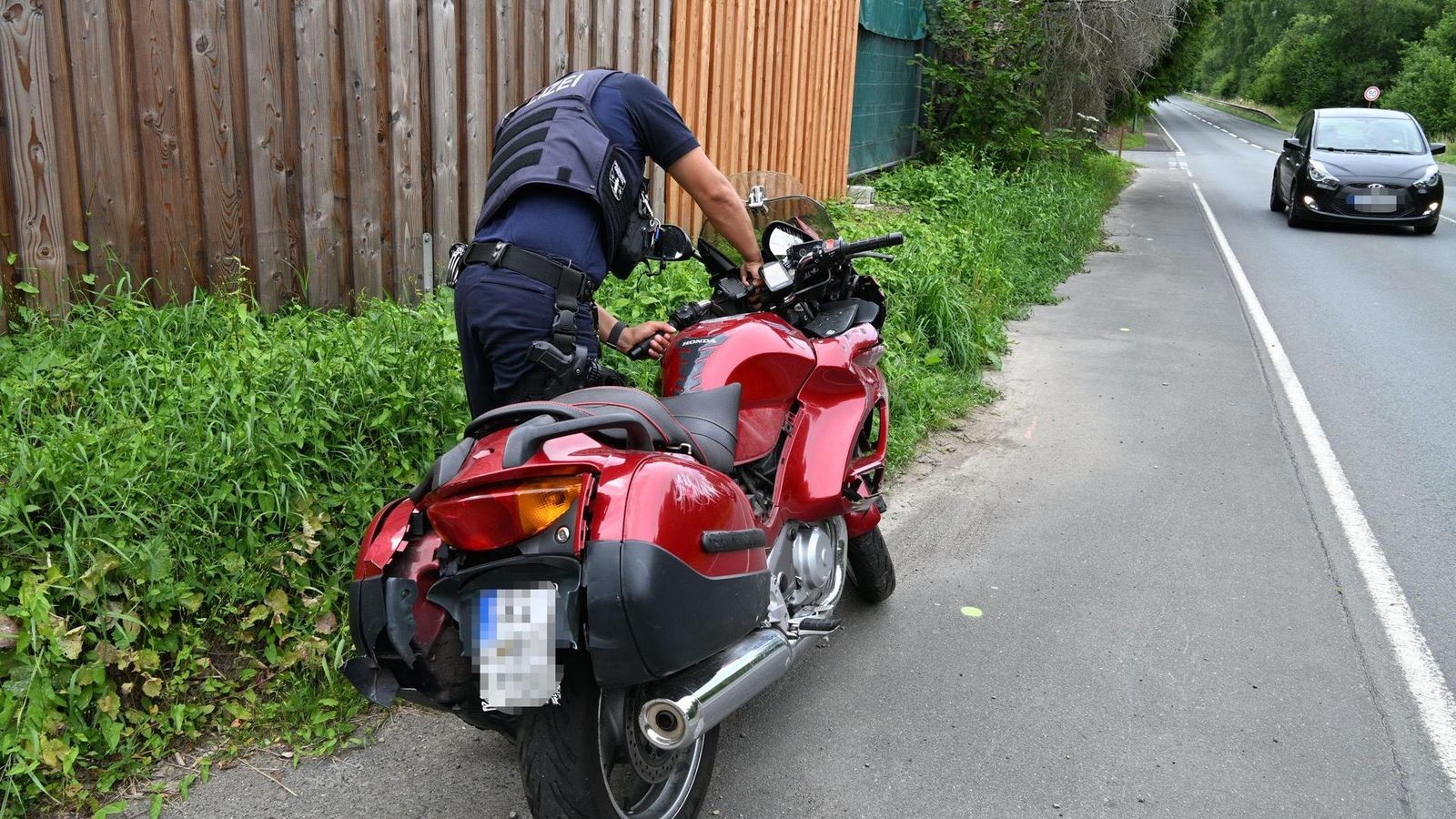 Bei-Siegen-Auto-knallt-auf-stehendes-Motorrad-60-J-hriger-im-Krankenhaus
