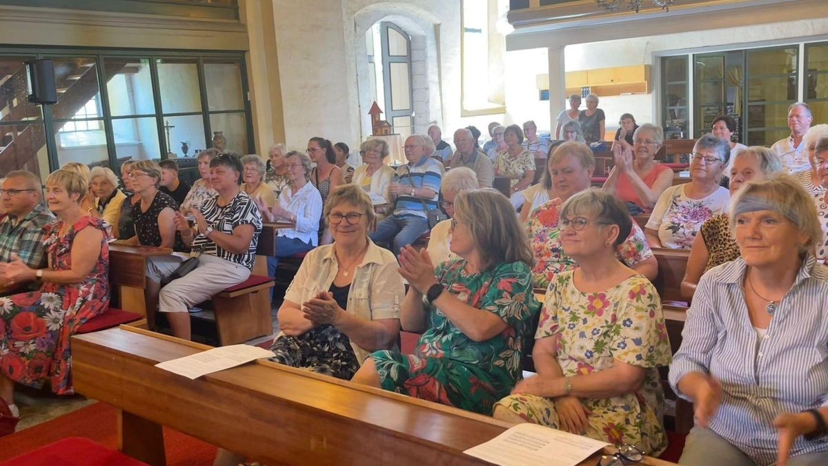 Viele Besucherinnen und Besucher füllten beim Kirchgartenfest in Straußfurt die Bänke der St.-Petri-Kirche.