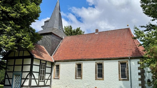 Kontroversen um Gebühren: Ehemalige Küsterin kritisiert Trauerfeier in Salzgitter