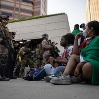 Anfang Juli entstand dieses Bild in Los Angeles, Kalifornien: Demonstranten haben eine Sitzblockade eingerichtet. Ihnen gegenüber stehen US-Marines, Mitglieder der Nationalgarde und Vertreter von Homeland Security. Anfang Juli entstand dieses Bild in Los Angeles, Kalifornien: Demonstranten haben eine Sitzblockade eingerichtet. Ihnen gegenüber stehen US-Marines, Mitglieder der Nationalgarde und Vertreter von Homeland Security.