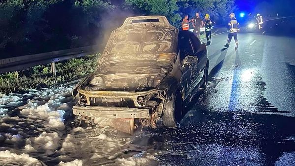 Avtomobili zagoreli v Kyffhäuserkreisu in na Dunaju, eden zaradi zažiga s knjigami