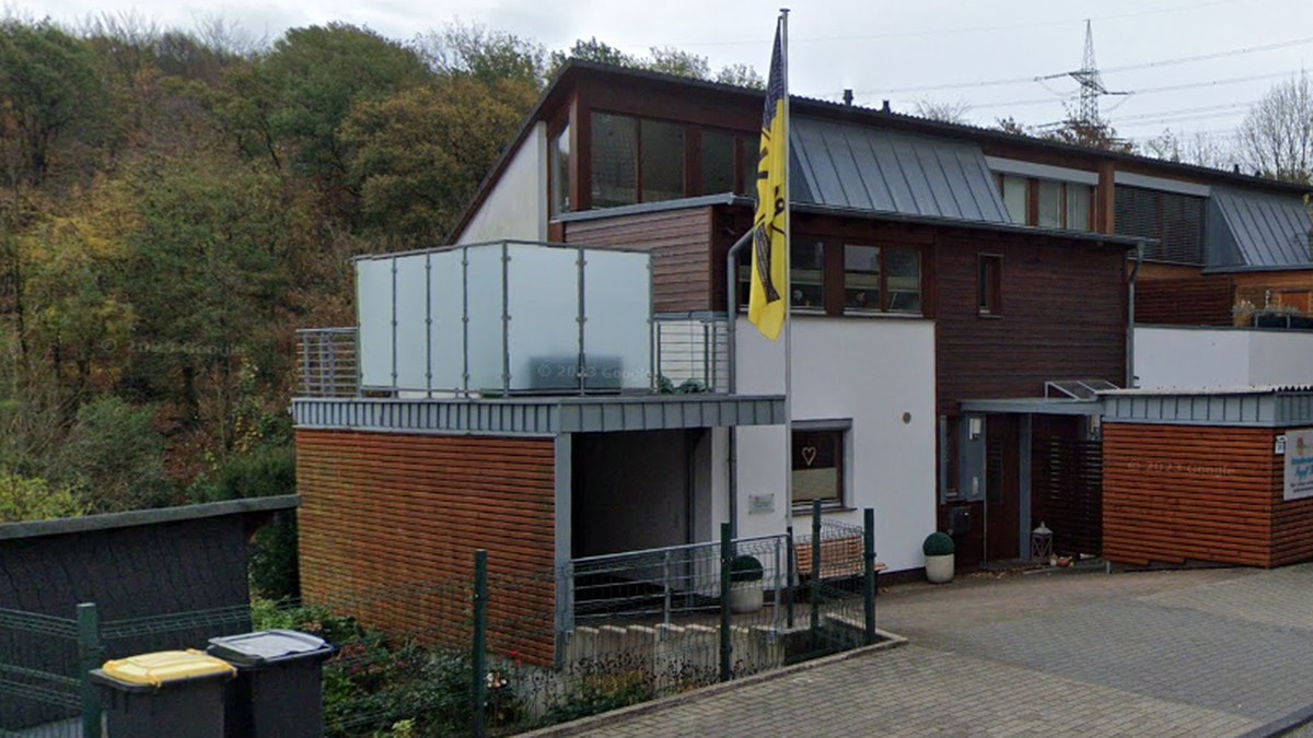 Das Reihenendhaus in der Remscheider Straße in Ronsdorf wird am Amtsgericht in Wuppertal zwangsversteigert.