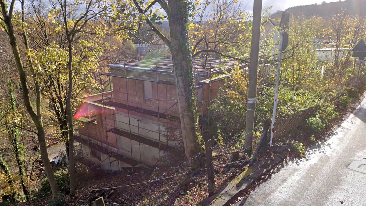 Im Damaschkeweg in Uellendahl-Katernberg steht diese Immobilie. Aktuell ist das ursprüngliche Einfamilienhaus nur noch in Teilen vorhanden.