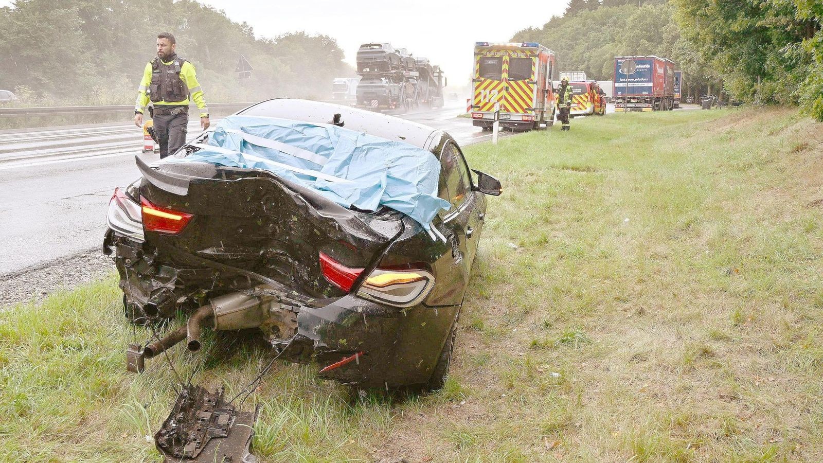 A-45-in-Siegen-Frau-24-m-ht-mit-BMW-mehrere-B-ume-um-Auto-ist-Schrott
