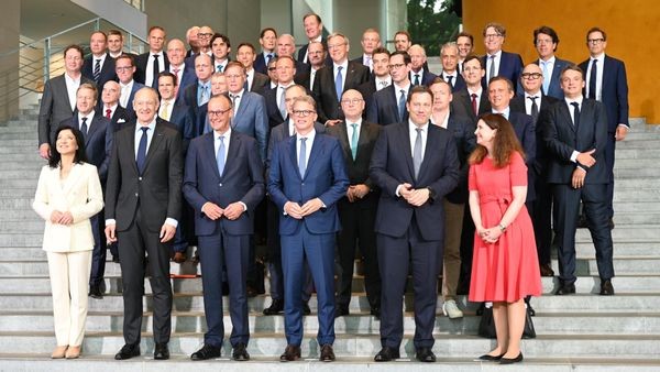 Dieses Foto vom Investitionsgipfel sorgt für Aufsehen