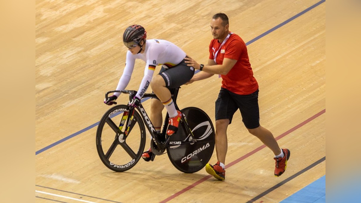 Macht den Stars von morgen Beine: Tim Zühlke (hier 2018 mit Pauline Grabosch) ist zurück beim Thüringer Radsport-Verband und kümmert sich als Trainer um die Bahnrad-Sprinttalente.