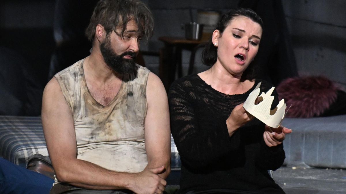Christophe Dumaux als (Giulio Cesare und Olga Kulchynska als Cleopatra in Dmitry Tcherniakovs Inszenierung der Händel-Oper „Giulio Cesare in Egitto“, der ersten Oper-Neuproduktion bei den diesjährigen Salzburger Festspielen.