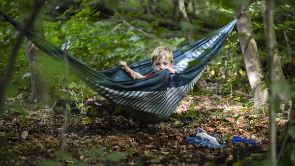 Barfuß kreuz und quer durchs Laub: So leben Mülheims Waldkinder