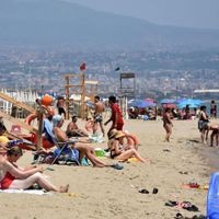 Selbst am Strand ist die extreme Hitze in Italien kaum auszuhalten. Mindestens fünf Menschen sollen bereits ums Leben gekommen sein.