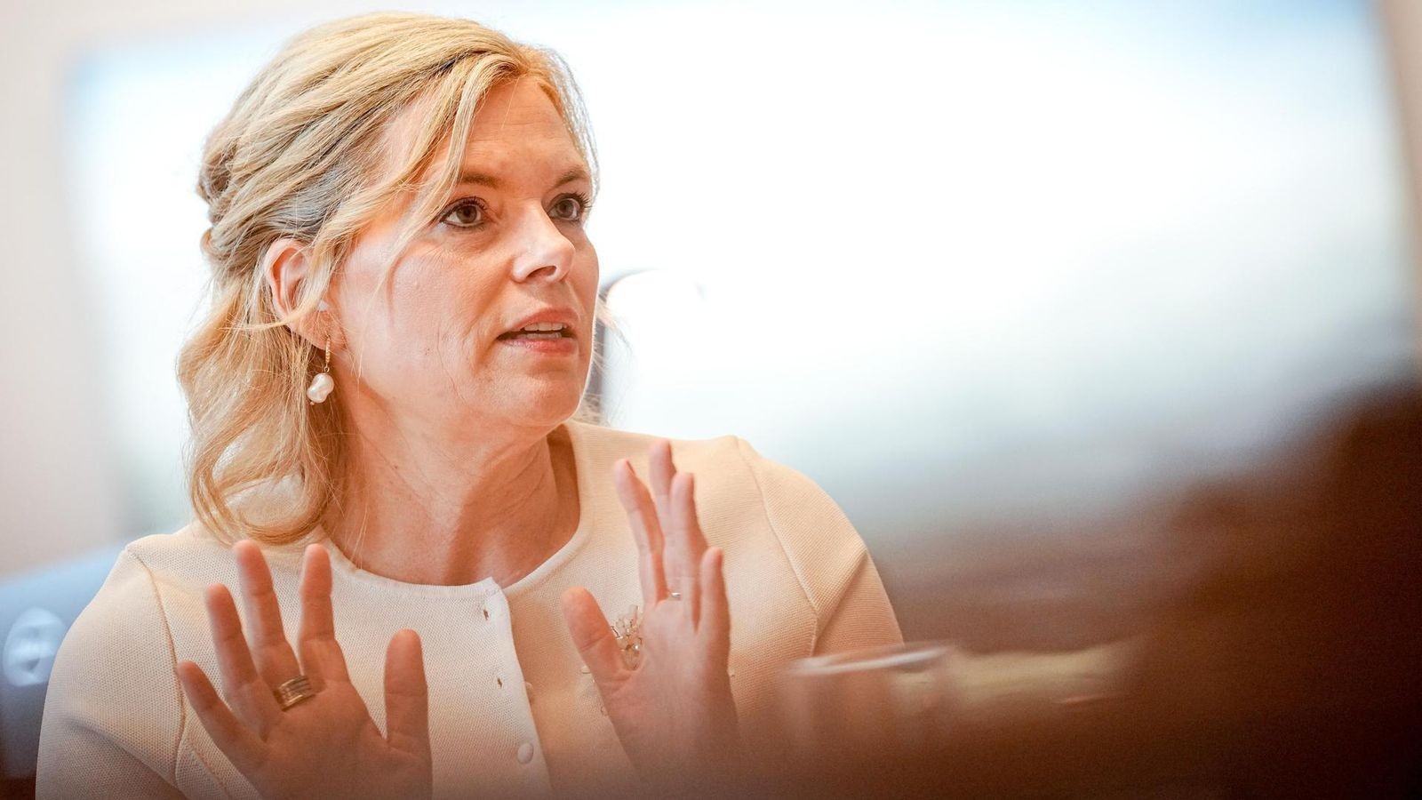 Kl-ckner-ver-rgert-Gr-nen-Politikerin-und-verteidigt-strengen-Kurs
