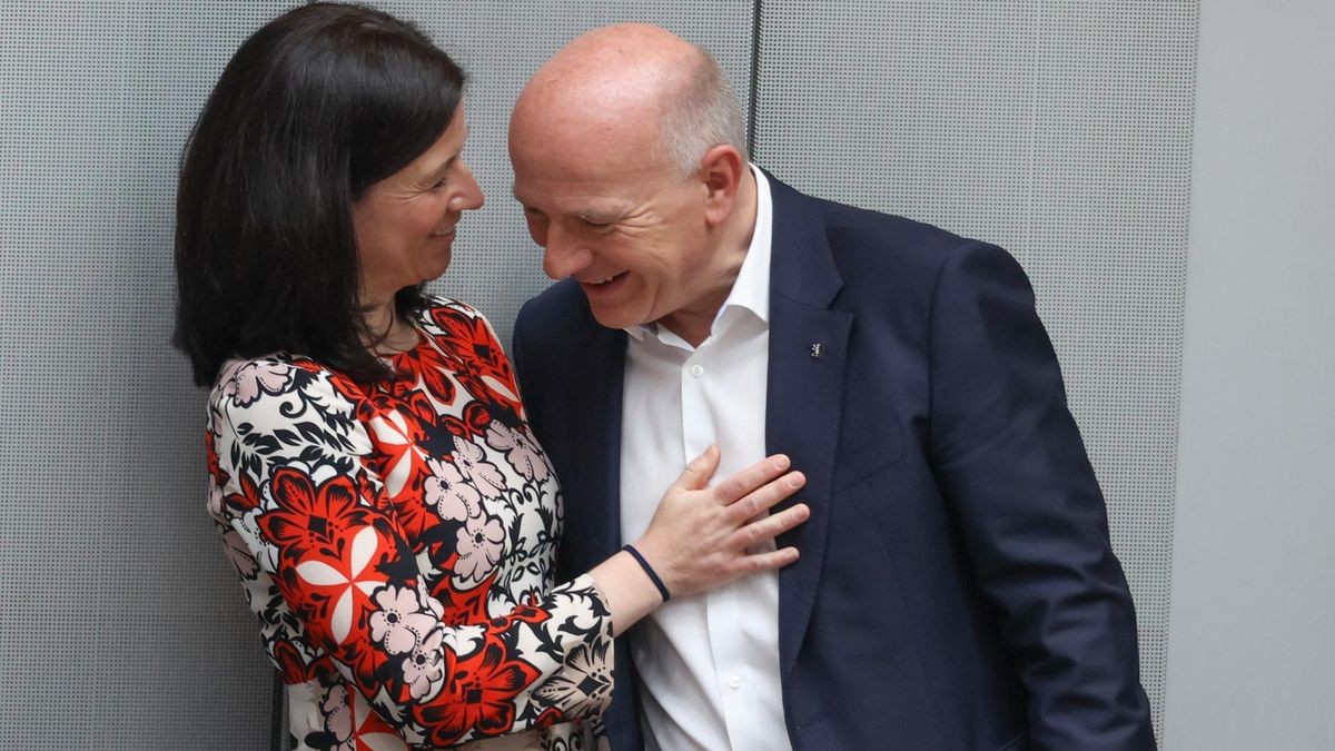 Katharina Günther-Wünsch (CDU) und Kai Wegner (CDU) fahren in die Sonne.