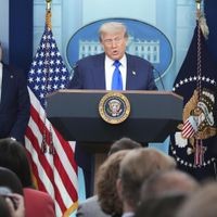 27.06.2025, USA, Washington: US-Präsident Donald Trump spricht zu den Medien, während Generalstaatsanwältin Pam Bondi, rechts, und der stellvertretende Generalstaatsanwalt Todd Blanche zuhören im Besprechungsraum des Weißen Hauses in Washington. Foto: Jacquelyn Martin/AP/dpa +++ dpa-Bildfunk +++ Pressekonferenz im Weißen Haus