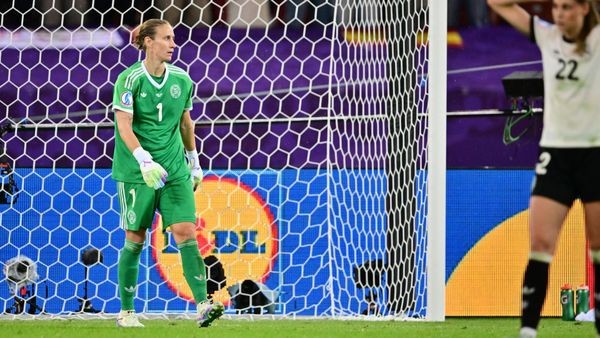 DFB-Torhüterin Ann-Katrin Berger zeigt nach Spanien-Aus Größe