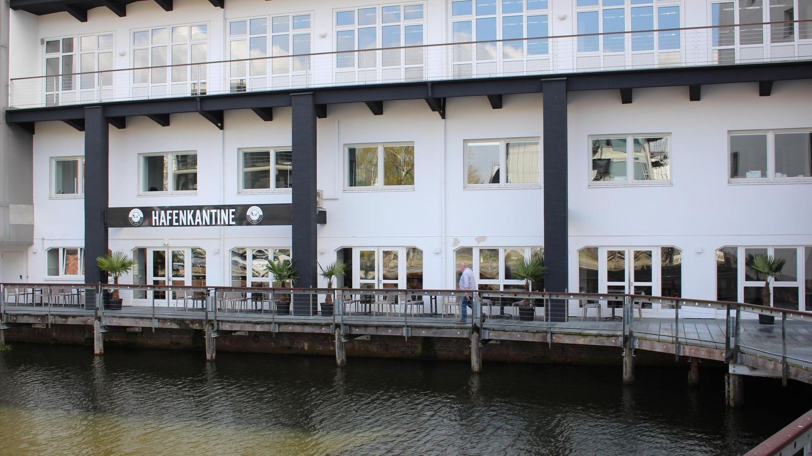 Mittagstisch-mit-Hafen-Flair-Wo-G-ste-direkt-am-Wasser-schlemmen