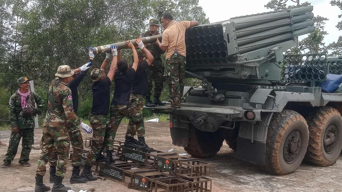 Kambodschanische Soldaten laden mehrere Raketenwerfer nach.